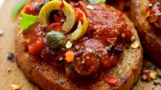 Μπρουσκέτες με σάλτσα τομάτας, κάππαρη και μπούκοβο