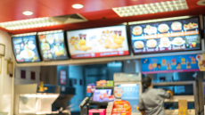 Έρευνα: Η διαβίωση κοντά σε μπαρ και εστιατόρια fast food μπορεί να βλάψει την καρδιά