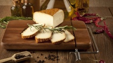 Καπνιστά τυριά: μια «χάρντ ροκ» νότα στην ήσυχη σπιτική μαγειρική (+συνταγές)