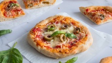 Ατομικές πίτσες με ελιές και βασιλικό