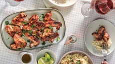 Φτερούγες κοτόπουλου με ρύζι μπασμάτι