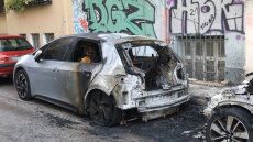 Εξάρχεια: Μπαράζ εμπρησμών σε αυτοκίνητα  - Δείτε βίντεο