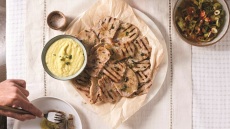 Χοιρινά μπριζολάκια με σάλτσα από ψητά πράσα και μήλα