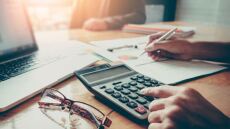 Κομισιόν: Μειώνεται η φοροδιαφυγή και το «κενό ΦΠΑ» στην Ελλάδα
