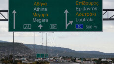  Αυτοκίνητο πήρε φωτιά στην Αθηνών - Κορίνθου στο ύψος των Μεγάρων, μποτιλιάρισμα στο σημείο