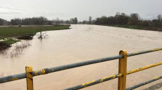 Τρίκαλα: Φούσκωσε επικίνδυνα ο Πηνειός - Καταστροφές από την κακοκαιρία στην Καλαμπάκα (βίντεο και φωτογραφίες)