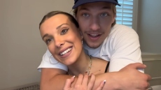 Μίλι Μπόμπι Μπράουν: Περιέγραψε την πρόταση γάμου που της έκανε ο Τζέικ Μπον Τζόβι κάτω από το νερό