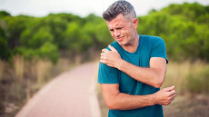 Πόνος στον ώμο: Πού οφείλεται – Απλές ασκήσεις με λάστιχα που ανακουφίζουν