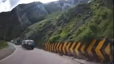 Περού: Τρομακτικό βίντεο - Κατολίσθηση με τεράστιους βράχους συνέθλιψε ένα φορτηγό