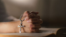 Πώς η πίστη μας στον θεό επηρεάζει τις πράξεις μας και μας κάνει πιο... ριψοκίνδυνους