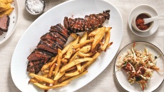 Συκώτι στη σχάρα με πατάτες τηγανητές