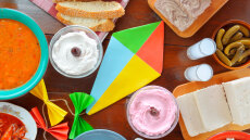 Γιατί τρώμε θαλασσινά, λαγάνα και χαλβά την Καθαρά Δευτέρα