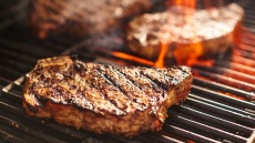 Τσικνίζουμε στο σπίτι: Η επιλογή των κρεάτων, το μαγείρεμα και οι τηγανητές πατάτες