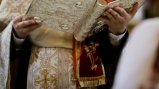 Χανιά: Ξυλοδαρμούς, βιασμούς και λεκτική βία κατέγραφε στο ημερολόγιό της η σύντροφος του ιερέα