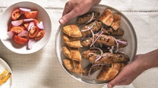 Τσικνίζουμε στο σπίτι με 10 νόστιμες low budget προτάσεις