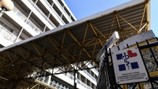 Χτυπήματα στο σώμα έχει σύμφωνα με την ιατροδικαστική, η γυναίκα που χαροπαλεύει στη ΜΕΘ του Ευαγγελισμού