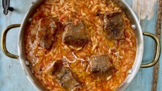 Μοσχαράκι κοκκινιστό με μανέστρα βήμα-βήμα