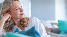 Εμμηνόπαυση: Φρένο στην ιατρικοποίησή της ζητούν οι επιστήμονες – Οι λύσεις που ανακουφίζουν και πότε επιλέγονται