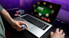 Online τζόγο παίζουν 7 στους 10 Έλληνες, μόνο το 5% πάει στα καζίνο