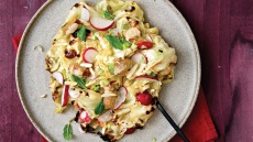 Λάχανο ψητό με βινεγκρέτ από αχλάδι και καπνιστό τόφου