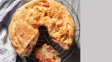 Casatiello ή αλλιώς ψωμί με τυριά και αλλαντικά