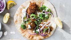 Ρεβιθοκεφτέδες με σος γιαουρτιού και ταχίνι