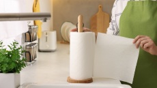 Χαρτί κουζίνας: 3 τρόποι για να το χρησιμοποιούμε με μέτρο στην κουζίνα