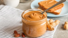 Φιστικοβούτυρο με καφέ; Μπορείτε να το φτιάξετε εύκολα, σε 30′