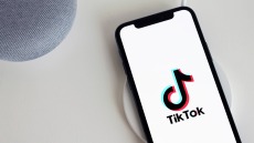 Financial Times: Να αποκτήσει μερίδιο στο ευρωπαϊκό TikTok θέλει ο ιδιοκτήτης των Politico και Telegraph