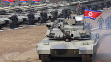 O Κιμ Γιονγκ Ουν οδήγησε τανκ κατά τη διάρκεια προσομοίωσης μάχης - Δείτε φωτογραφίες