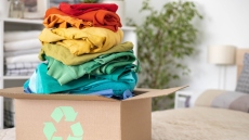 Γαλλία: Προτείνει ευρωπαϊκή απαγόρευση για τις εξαγωγές μεταχειρισμένων ενδυμάτων