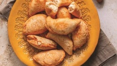 9 συνταγές για λαχταριστά πιτάκια με τυρί από διάφορες περιοχές της Ελλάδας