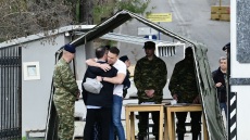 Στέφανος Κασσελάκης: Σε θάλαμο 15 ατόμων και με ειδικό γραφείο στο στρατόπεδο της Θήβας ο πρόεδρος του ΣΥΡΙΖΑ