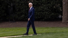 Τζο Μπάιντεν: Αθλητικά παπούτσια για να μην τρώει… τούμπες τον υποχρέωσε να φορά το επιτελείο του