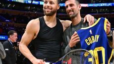 Νόβακ Τζόκοβιτς: Χάρισε ρακέτες σε Κάρι και ΛεΜπρόν και έδειξε την τέχνη του στα τρίποντα στο γήπεδο των Λέικερς - Βίντεο 