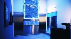 To «ATM» στo Παγκράτι όπου παραγγέλνεις burger και πατάτες τηγανητές