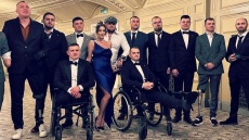 Ουκρανή πορνοστάρ φωτογραφήθηκε με βετεράνους του πολέμου για την αποκατάστασή τους - Δείτε βίντεο