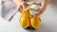 Φλούδες λεμονιού: Πώς μετατρέπονται σε zero waste μπαχαρικό σε λιγότερο από 1 ώρα