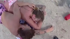 Η στιγμή που αστυνομικοί ξυπνούν ζευγάρι μεθυσμένων Αμερικανών στην παραλία και τα παιδιά τους είναι... άφαντα