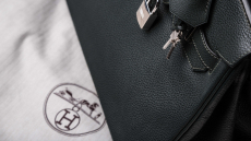 Viral στο TikTok Κινέζοι παραγωγοί που πωλούν είδη πολυτελείας σε χαμηλές τιμές - Οι livestream αγορές και οι κατηγορίες για προϊόντα «μαϊμού»