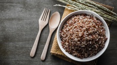 Καστανό ρύζι: το εύκολο μαγειρικό κόλπο που το απογειώνει