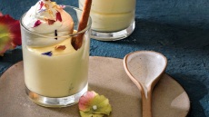 Μους λεμόνι με κρέμα τσαγιού και μπισκότο λεμονιού