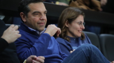 Παναθηναϊκός - Μπαρτσελόνα: Στο ΟΑΚΑ με την Μπέττυ Μπαζιάνα ο Τσίπρας - Φωτογραφίες