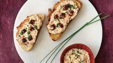 Τυροκαυτερή από κάσιους με κυδωνόπαστο σε φρυγανισμένο ψωμί