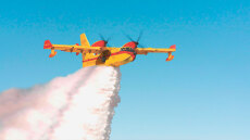 Και τη νύχτα στη μάχη της πυρόσβεσης τα 7 νέα Canadair που παίρνει η Ελλάδα
