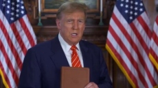 Ντόναλντ Τραμπ: Πουλάει Βίβλους για 60 δολάρια σε συνεργασία με γνωστό συντηρητικό μουσικό - Δείτε βίντεο