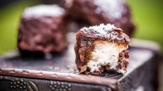 Vegan μπουκιές σοκολάτας με γέμιση καρύδα, μόλις σε 10 λεπτά