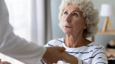 Άνοια: Τι κρύβεται πίσω από τις κρίσεις διαύγειας των ασθενών – Ποιοι έχουν συχνότερα «καθαρό» μυαλό