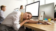 Αίσθημα συνεχούς κόπωσης: Γιατί αισθανόμαστε τόσο εξαντλημένοι; Ένας παθολόγος εξηγεί και προτείνει λύσεις