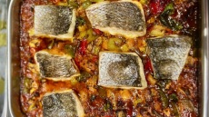 Φτιάχνουμε ψάρι με λαχανικά στον φούρνο